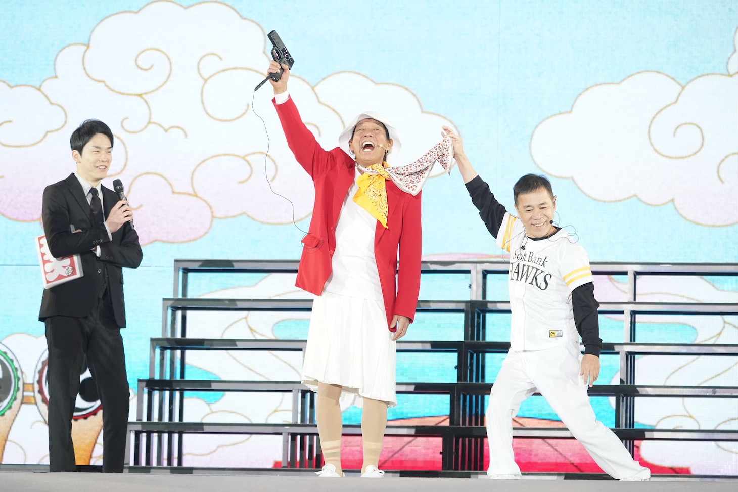 「よーい、スカーフなびかせちゃいや～ん」と前日に練習したくだりを披露する明石家さんまとナインティナイン岡村。（写真提供：吉本興業）