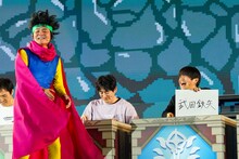 1人だけ勇者の格好の千鳥ノブ。世界観を守っているが、腕にはめたロレックスは外さない。（写真提供：吉本興業）