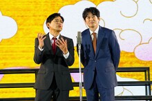 漫才を披露する博多華丸・大吉。（写真提供：吉本興業）