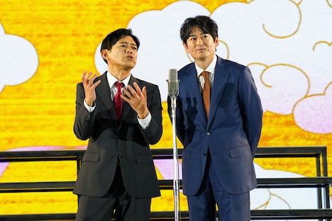 漫才を披露する博多華丸・大吉。（写真提供：吉本興業）