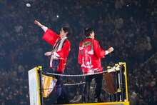 トロッコに乗って観客にファンサービスする博多華丸・大吉。（写真提供：吉本興業）