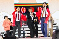 田中健二（中央）と博多華丸・大吉。（写真提供：吉本興業）