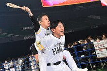 足を負傷しているナインティナイン岡村をおんぶする博多華丸。（写真提供：吉本興業）