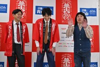 武田鉄矢に扮して博多華丸・大吉を絶賛する霜降り明星せいや。（写真提供：吉本興業）