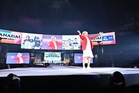 ノリノリで拍手を煽る明石家さんま。（写真提供：吉本興業）