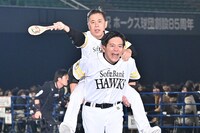 「どんたく運動会」の二人三脚で、足をケガしているナインティナイン岡村をおんぶして走る博多華丸。（写真提供：吉本興業）