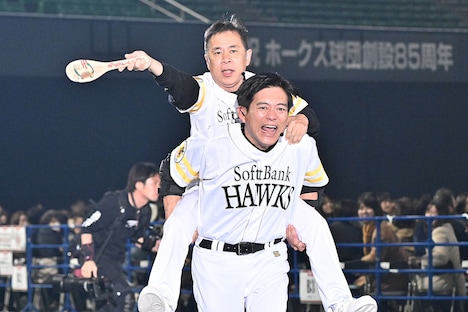 「どんたく運動会」の二人三脚で、足をケガしているナインティナイン岡村をおんぶして走る博多華丸。（写真提供：吉本興業）