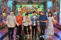 左からチョコレートプラネット、ネプチューン、井上清華アナウンサー。