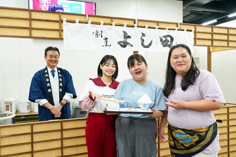 「割烹 よし田」の屋台とぼる塾。（写真提供：吉本興業）