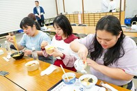 ケータリングを味わうぼる塾。（写真提供：吉本興業）