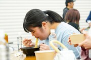 あんりはラーメンを味わう。（写真提供：吉本興業）