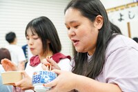 きりやはカレー、田辺は鯛茶漬けを味わう。（写真提供：吉本興業）