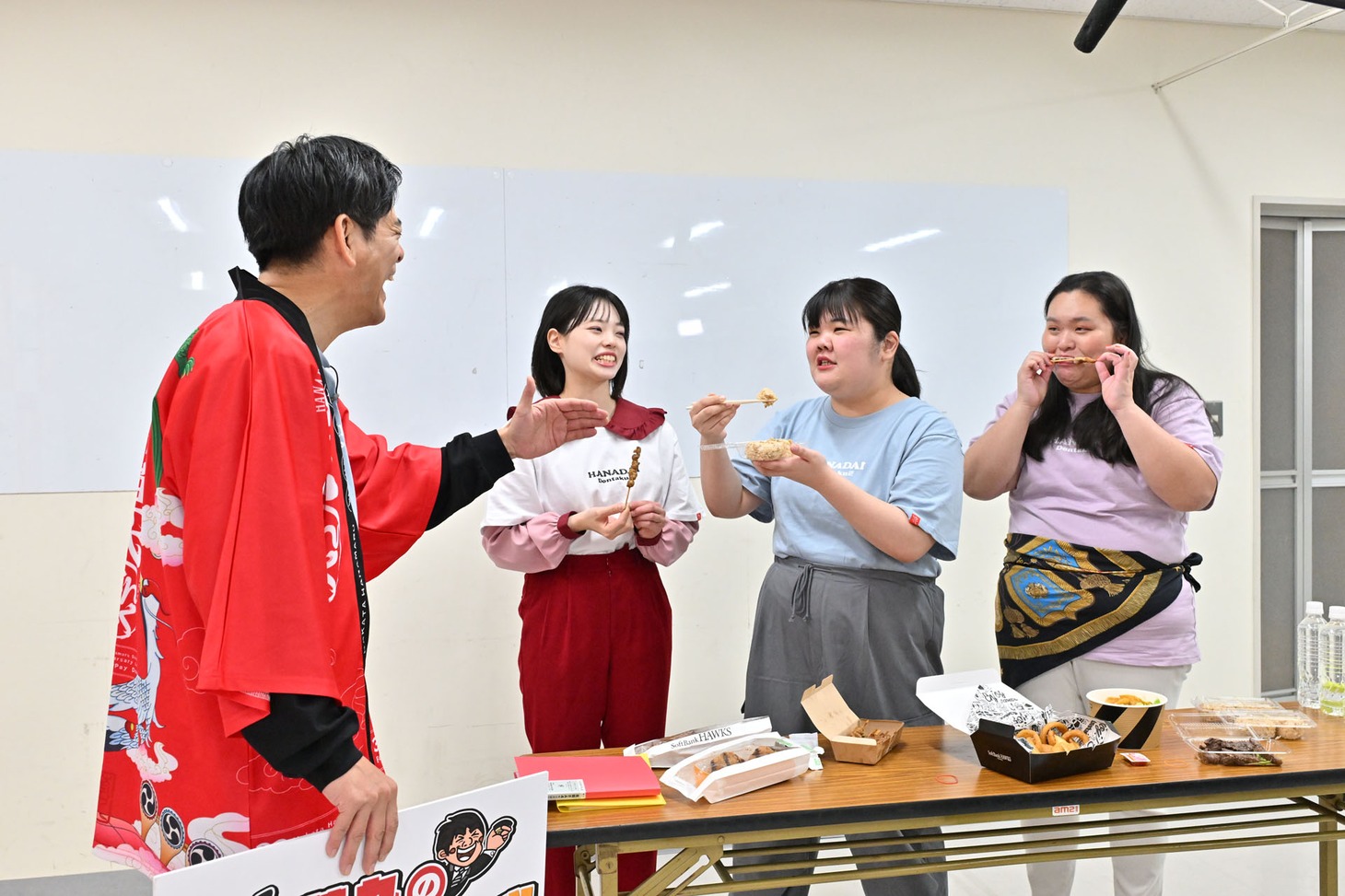 博多華丸との中継コーナーにも登場したぼる塾。（写真提供：吉本興業）