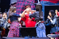 ひーとんのタンクトップを破ろうとする乃木坂46。（撮影：RyuyaAmao）