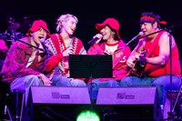 赤えんぴつとchelmico。（撮影：RyuyaAmao）