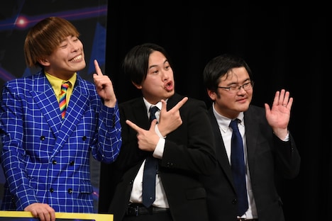 ファイナリスト会見に出席したトンツカタンお抹茶 (中央)。