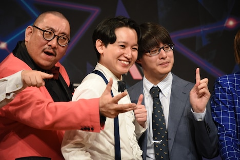 ファイナリスト会見に臨む街裏ぴんく(左)。