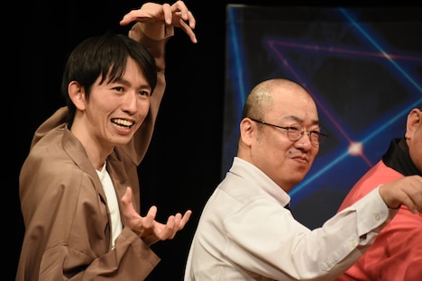 ファイナリスト会見に参加するルシファー吉岡(右)。