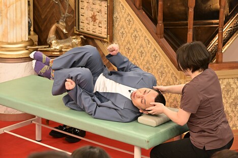 体を張って“ディスカバー”を確かめる千鳥・大悟。(c)TBS