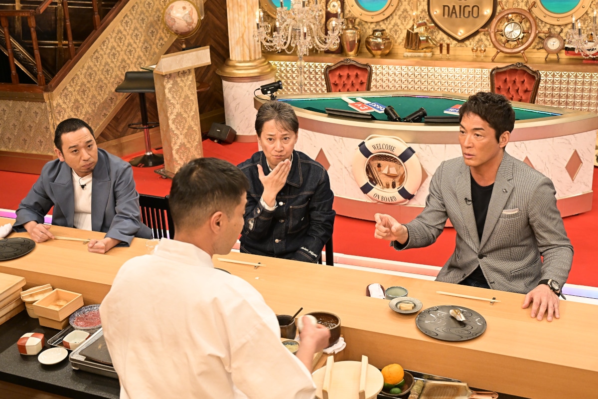 寿司通だという長嶋一茂（右）と、寿司をアップデートしようとする（後方左から）千鳥・大悟、中居正広。(c)TBS