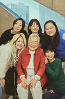 おばあちゃんと、神保町よしもと漫才劇場の仲間であるぼる塾、エルフ。2組からは書籍に寄せ書きも。