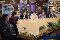 手前左から、かまいたち、ミルクボーイ、ななまがりと、アシスタントの冨田菜々風（写真奥）。(c)ABCテレビ