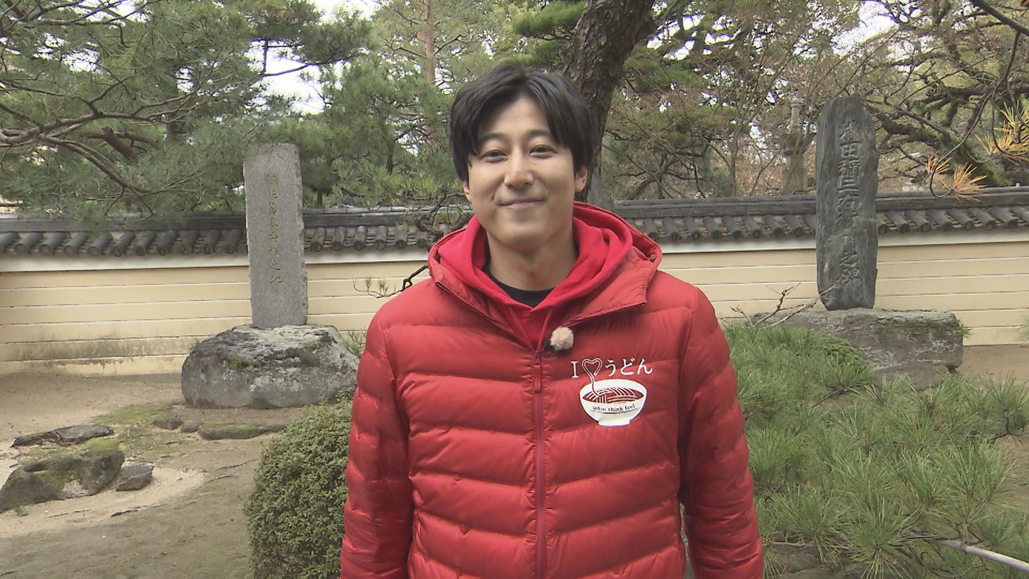 福岡のうどんを紹介する、岡澤アキラ。(c)テレビ西日本