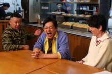 ケンドーコバヤシと博多華丸・大吉。(c)テレビ西日本