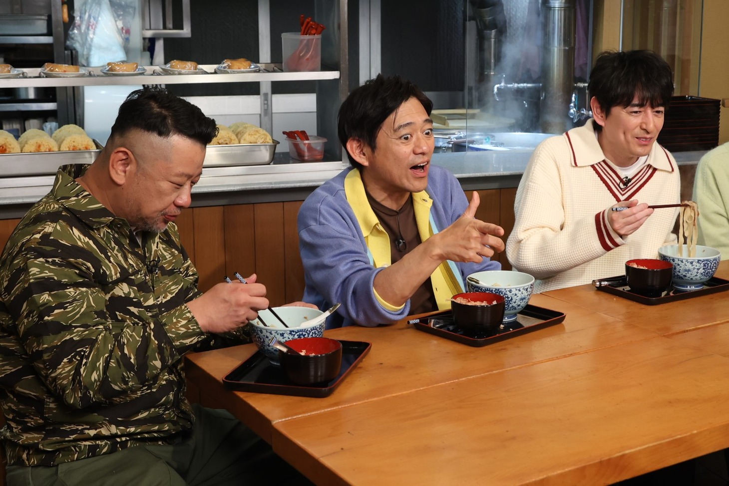 ケンドーコバヤシと博多華丸・大吉。(c)テレビ西日本