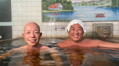 左からバイきんぐ小峠、ロバート秋山。(C)TOS