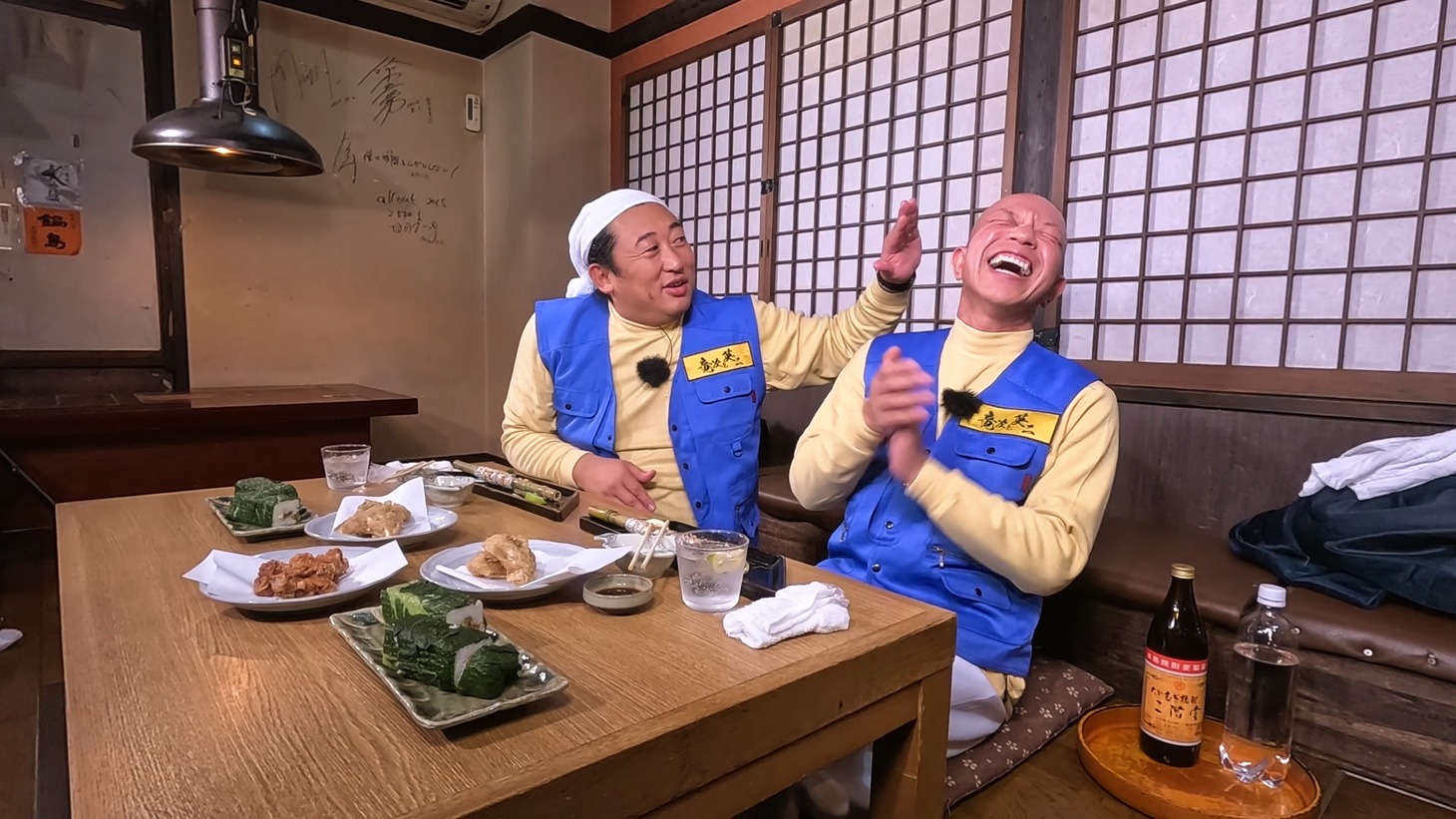 左からロバート秋山、バイきんぐ小峠。(C)TOS