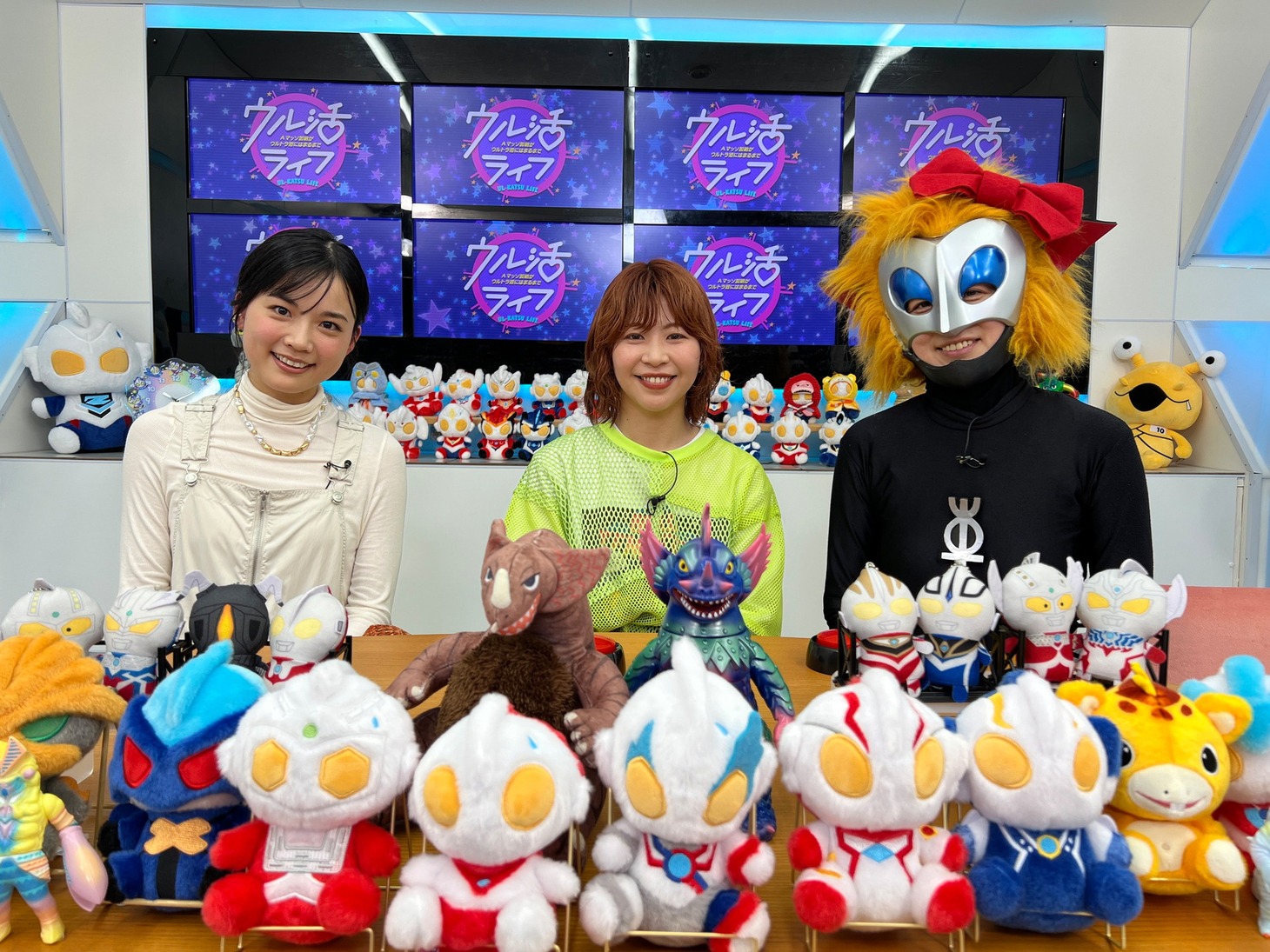 左から中村加弥乃、Aマッソ加納、マグ美。