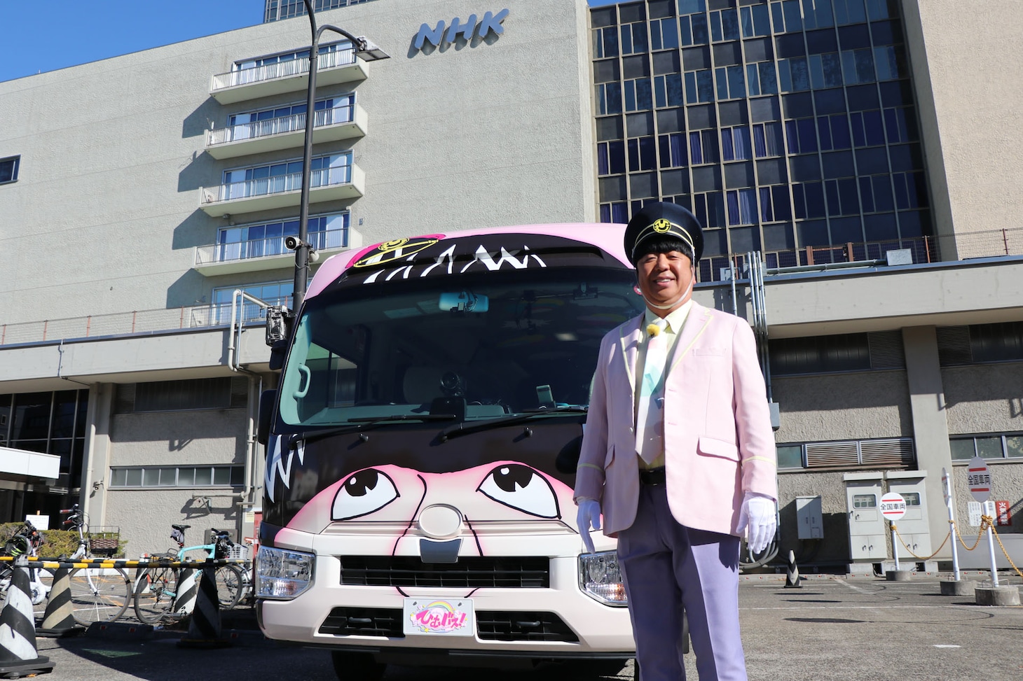 運転手のバナナマン日村。ひむバスのデザインを手がけたのは浦沢直樹。(c)NHK