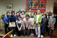 「ひむバス！」2月23日放送回に登場する料亭の従業員たちと日村勇紀（バナナマン）。(c)NHK