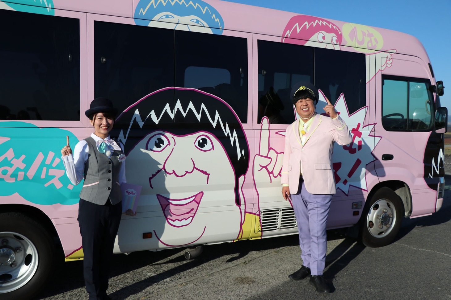 安藤結衣（NHKアナウンサー）とバナナマン日村。(c)NHK