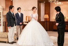 父娘役を演じる内村光良と桜田ひより。(c)NHK