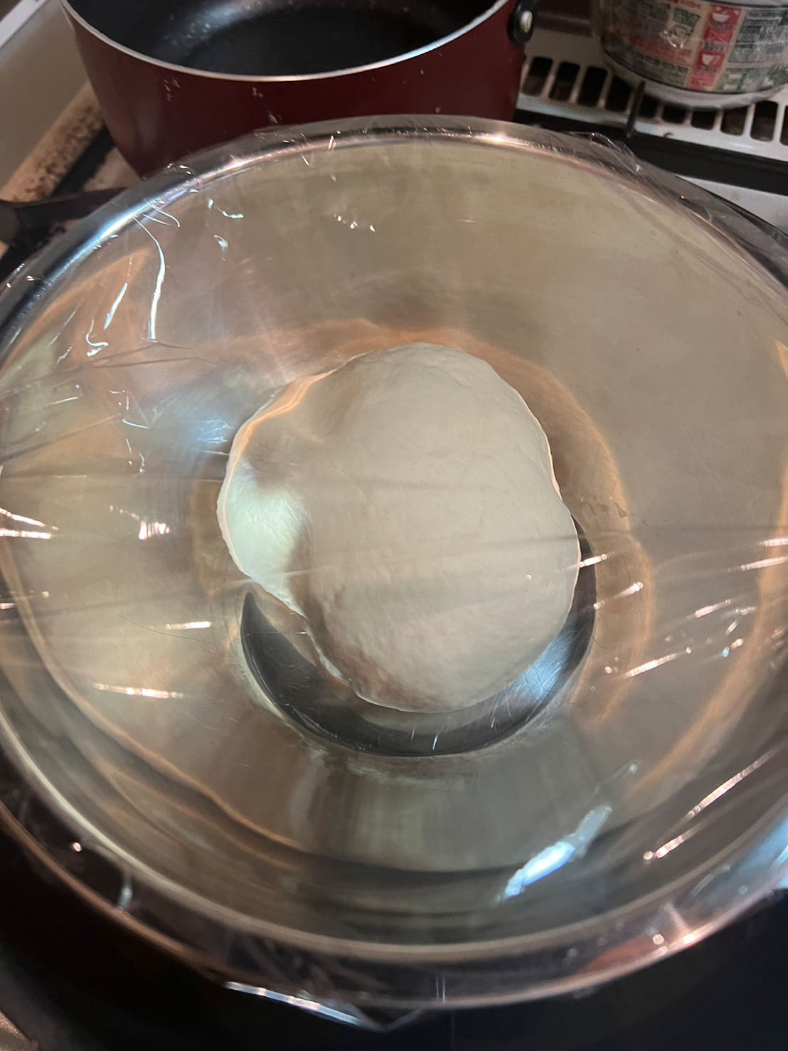 こねた生地にラップをし、発酵させる。