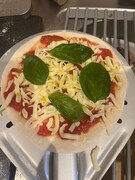 バジルの葉を乗せ、オリーブオイルをかける。