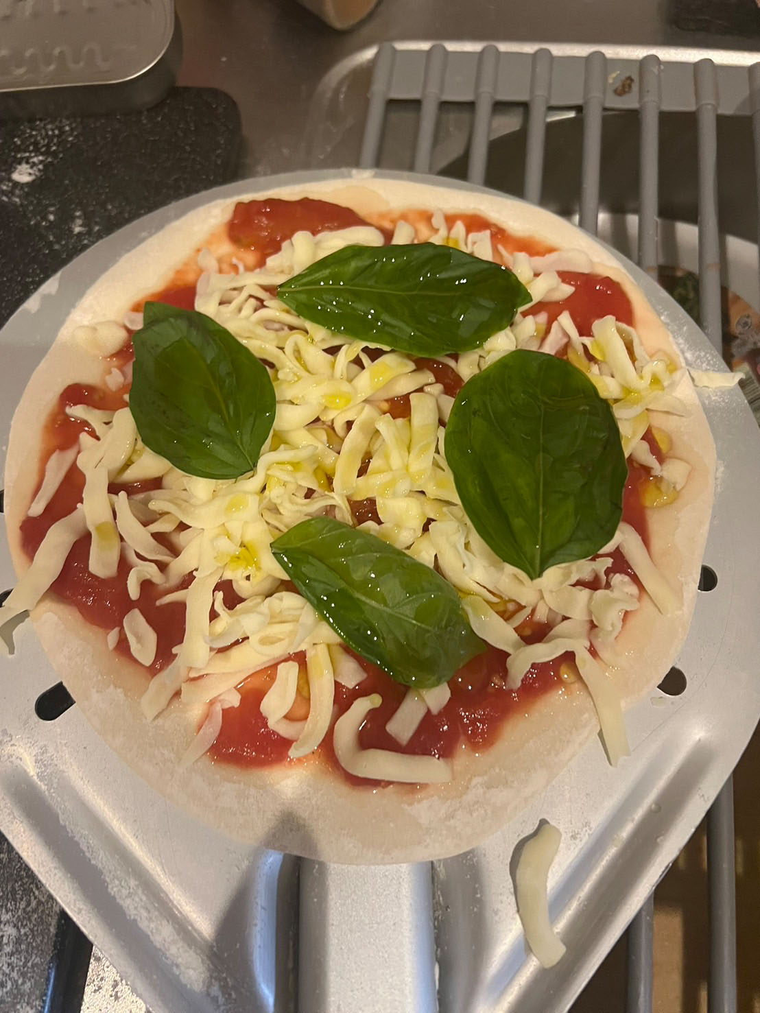 バジルの葉を乗せ、オリーブオイルをかける。