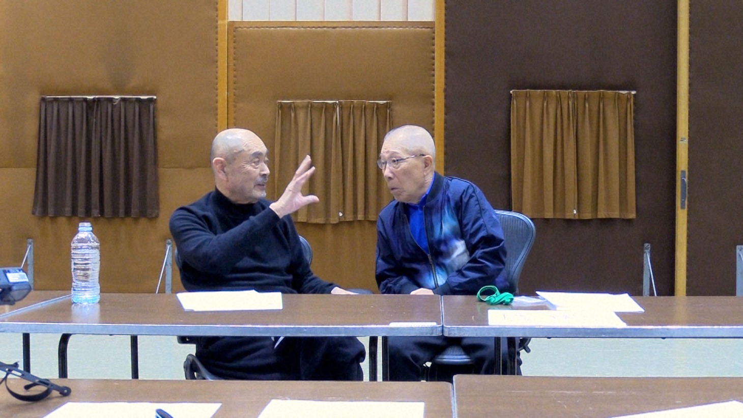 小林克也と伊武雅刀の企画会議の様子。(c)NHK