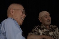 「ドキュメント20min.」より、小林克也と伊武雅刀。(c)NHK
