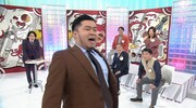 自己紹介で暴走する松井ケムリ（中央）ら。(c)ABCテレビ