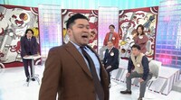 自己紹介で暴走する松井ケムリ（中央）ら。(c)ABCテレビ