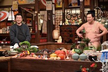 左から、加藤浩次、とにかく明るい安村。(c)TBS