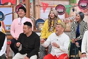 ハリウッドザコシショウにクレームを入れる、ひな壇の芸人たち。(c)フジテレビ