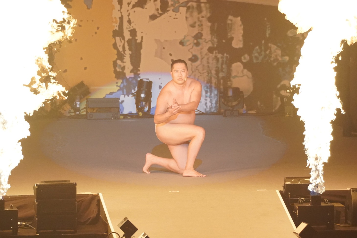 オープニングアクトを務めたとにかく明るい安村。(c)日本テレビ