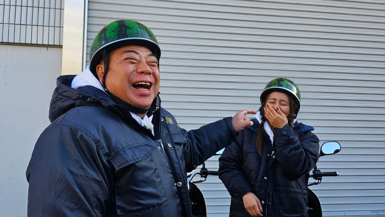出川哲朗と岡田結実。(c)テレビ東京