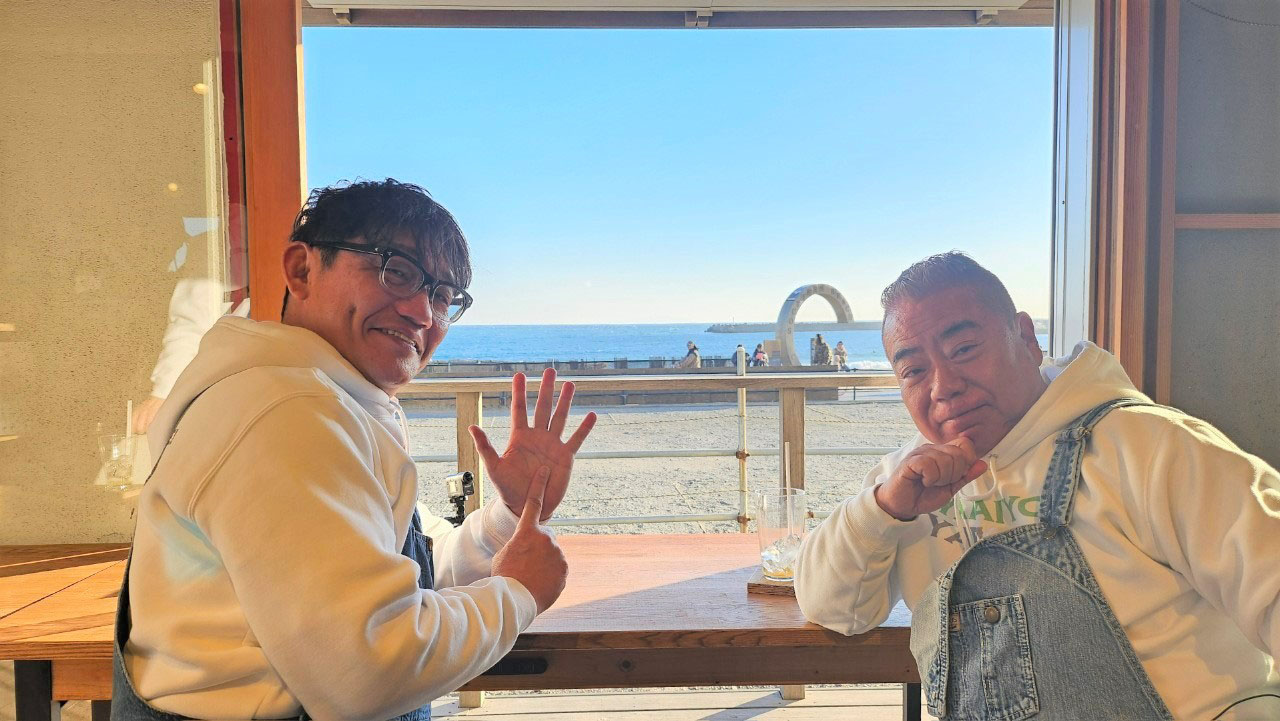 ずん飯尾（右）と出川哲朗。(c)テレビ東京
