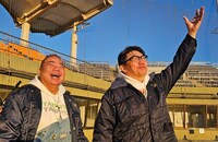茅ヶ崎公園野球場を訪れる出川哲朗とずん飯尾。(c)テレビ東京