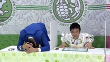 左からネイビーズアフロみながわ、スマイル・ウーイェイよしたか。(c)読売テレビ